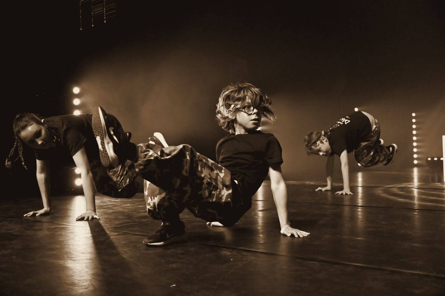 Jeunes danseurs hip hop en appui au sol sur scène